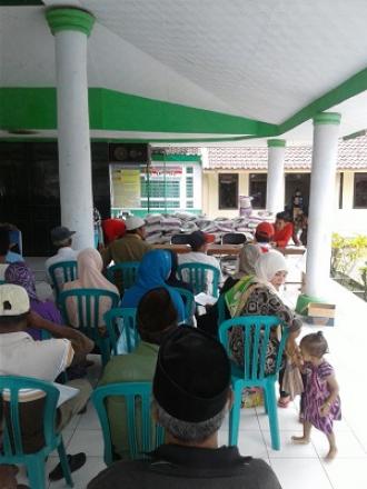 TANGGULANGI KEMISKINAN, DINAS SOSIAL SALURKAN 